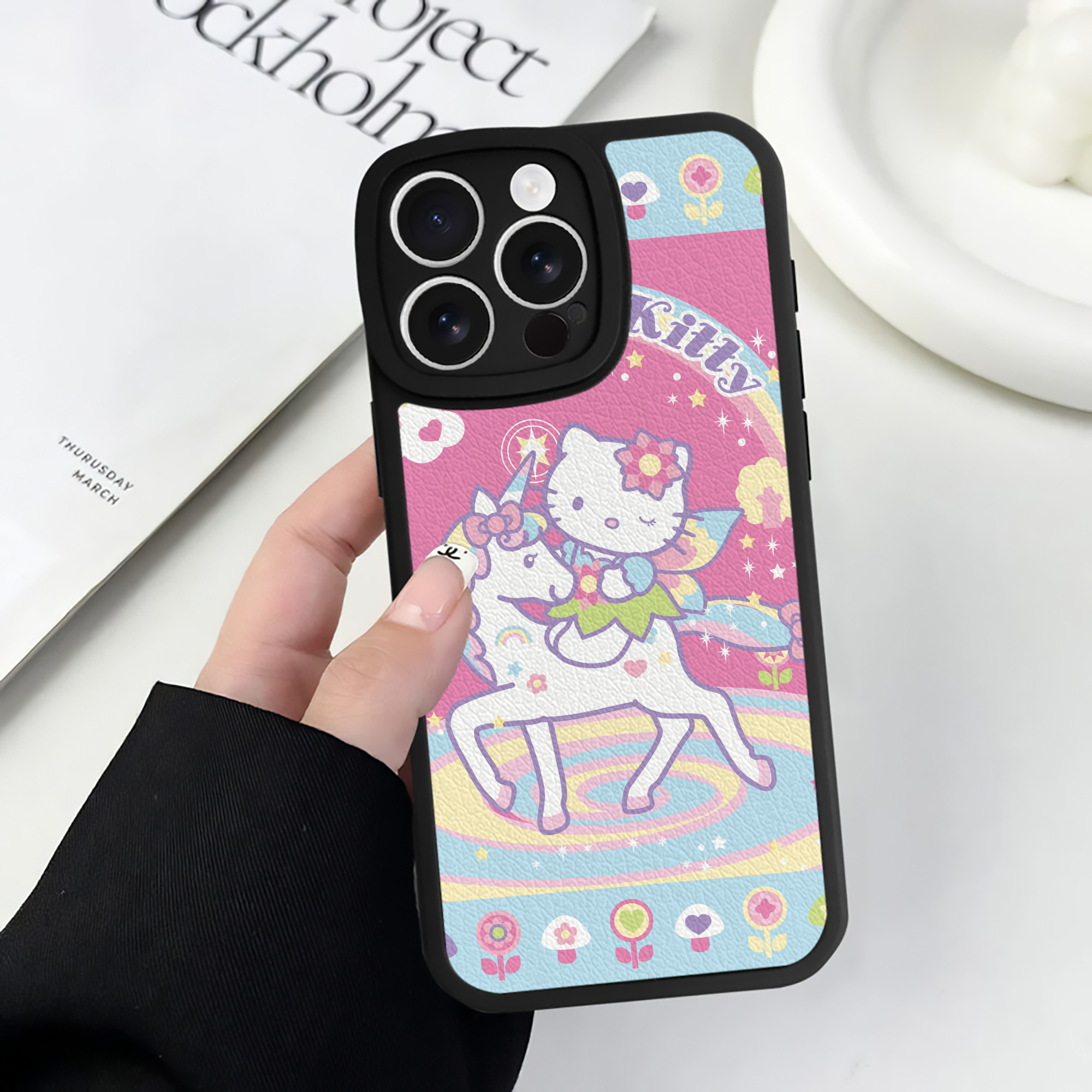 （画像用） Hello Kitty ハローキティ 【iPhone 16シリーズ対応】シリコンスマホケース（レザー調） 材質：シリコン
